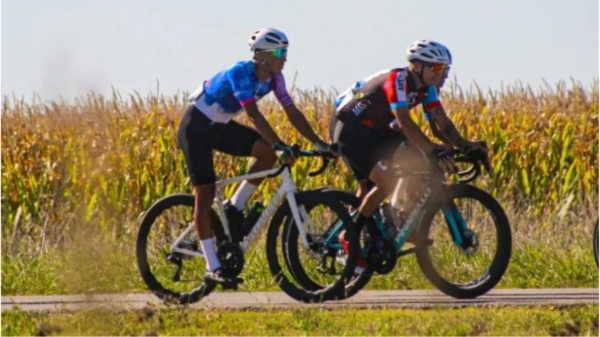 Ciclistas compitiendo en la Doble Bragado durante una etapa en ruta