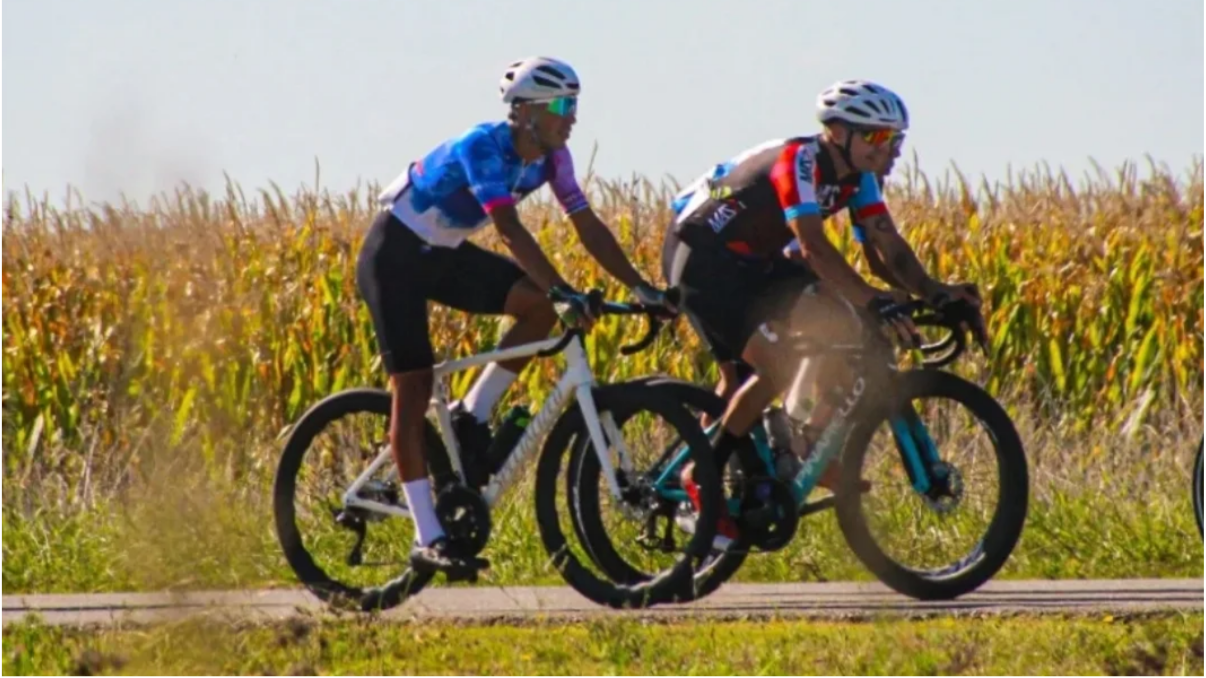 Ciclistas compitiendo en la Doble Bragado durante una etapa en ruta