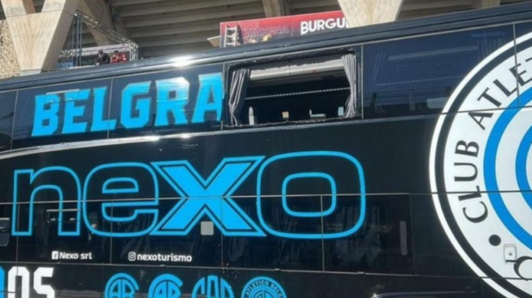 micro de Belgrano con vidrios rotos tras ataque en Córdoba