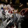 Instalación artística "Mil Grullas por la Paz" en el hall del Palacio Municipal de Ayacucho.