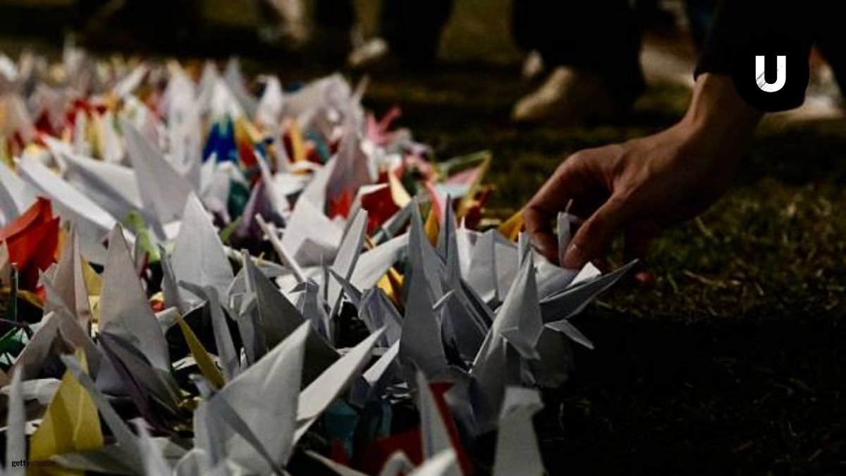 Instalación artística "Mil Grullas por la Paz" en el hall del Palacio Municipal de Ayacucho.