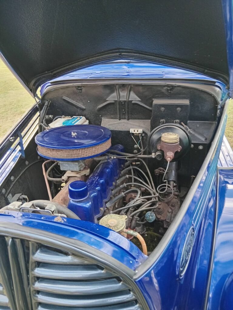 motor de camioneta clásica restaurada con detalles originales y trabajo artesanal