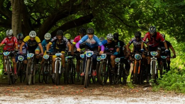Ciclistas compitiendo en una carrera sobre circuito