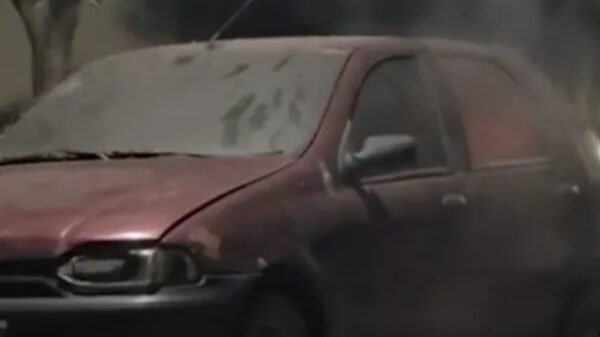 Operativo policial tras el hallazgo de una mujer dentro de un automóvil incendiado en Tucumán.