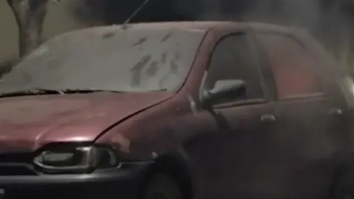 Operativo policial tras el hallazgo de una mujer dentro de un automóvil incendiado en Tucumán.