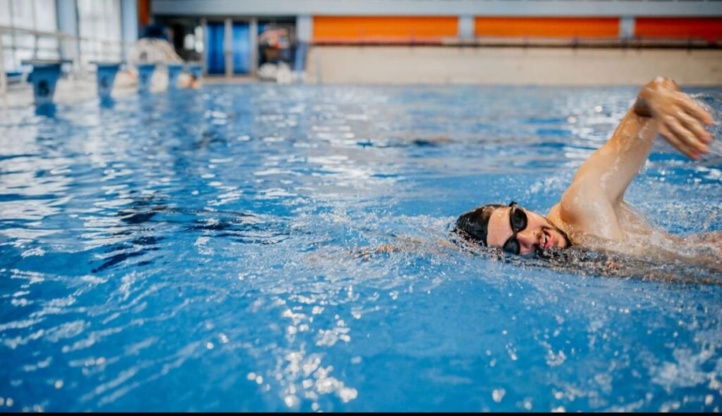 Nadador competitivo en pileta