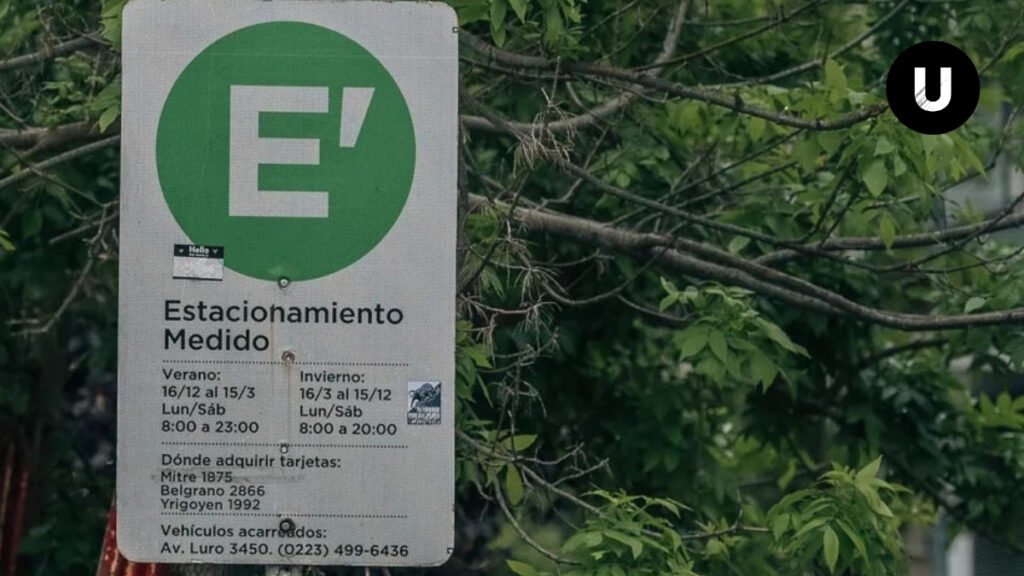 Aplicación del nuevo sistema de estacionamiento medido digital implementado en Mar del Plata.