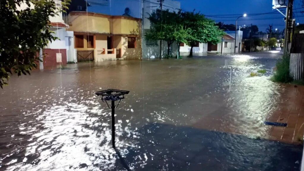 Olavarria: un temporal dejó casas inundadas y calles anegadas en la ciudad