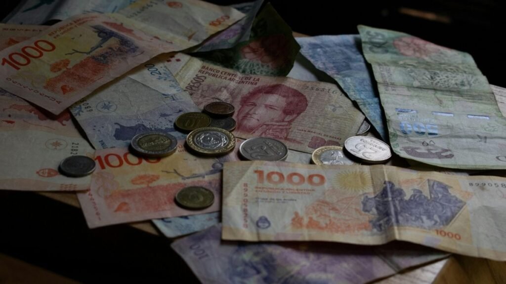 persona recibiendo pago con billetes argentinos por trabajo en feriado