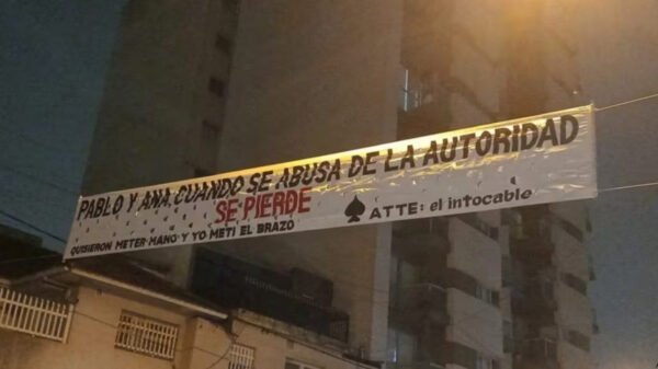 pasacalles con mensajes intimidatorios frente a un colegio de Mar del Plata