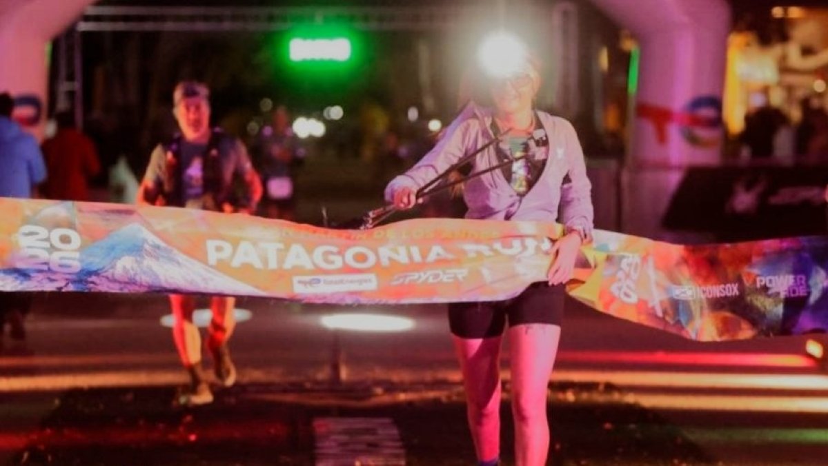 Corredora cruzando la meta en el Patagonia Run 2026