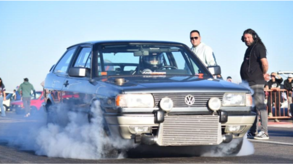 Autos acelerando en una pista de picadas