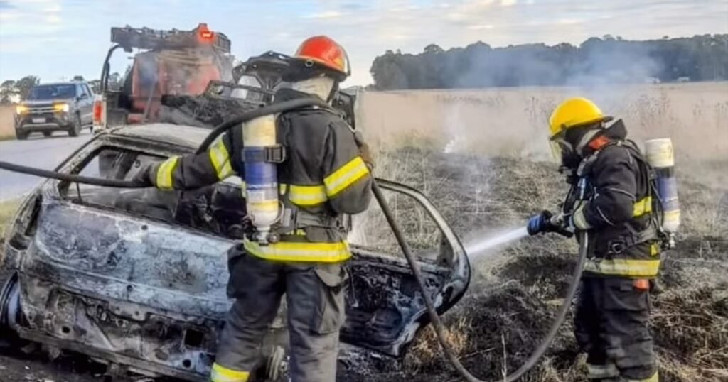 Incendio total de un auto en Ruta 29: Bomberos trabajaron en la extinción del vehículo