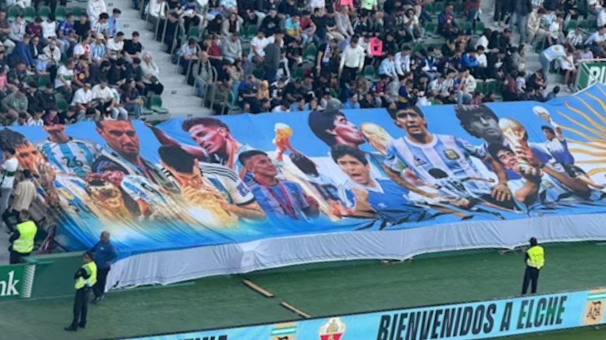 Lionel Scaloni junto a futbolistas de la Selección Argentina