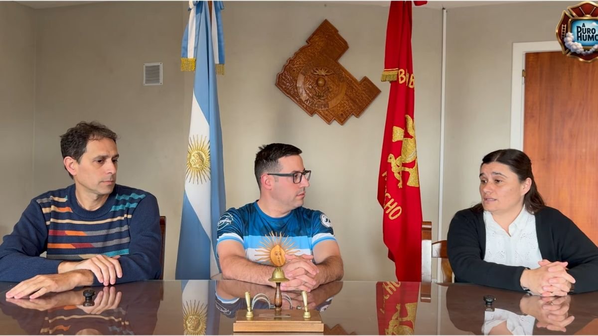 integrantes de A Puro Humo junto a bomberos de Ayacucho