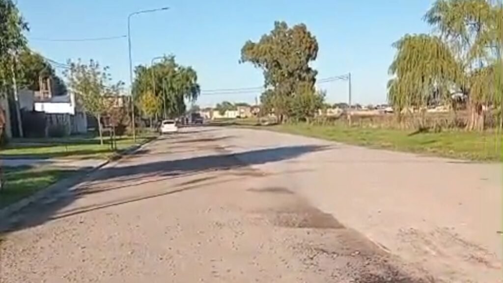 Calle con pozos antes y después del arreglo en Ayacucho