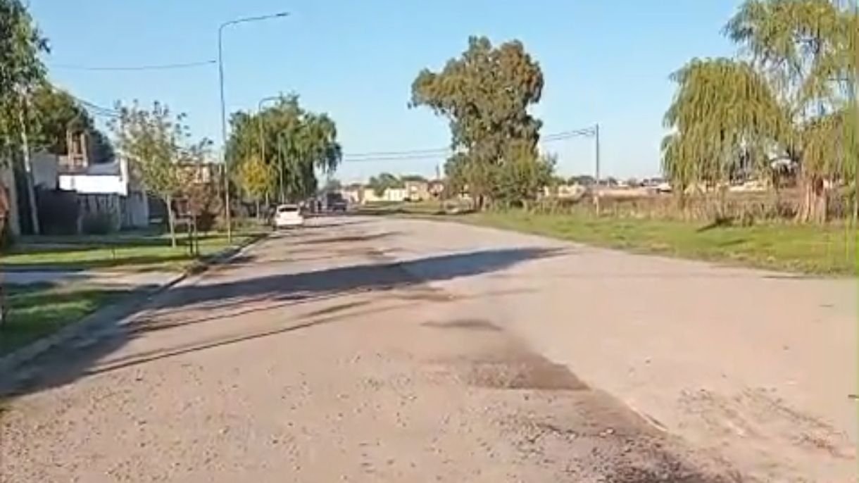 Calle con pozos antes y después del arreglo en Ayacucho