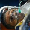 Rescatistas trasladan a Hernán Gil luego de ser rescatado con vida tras ocho días bajo los escombros en Venezuela.