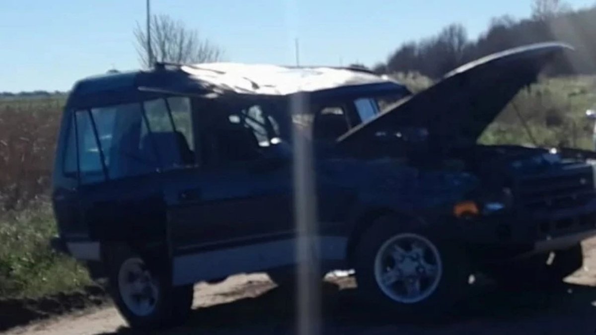 Camioneta volcada en un camino rural luego de haber sido robada en Villa Gesell.
