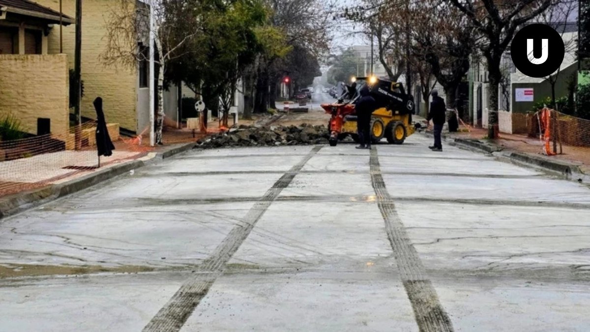 Sector de una obra de pavimentación en Tandil donde un vehículo circuló sobre hormigón fresco y provocó daños.