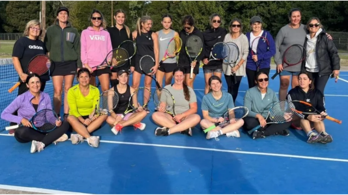 Encuentro de tenis femenino en el Tiro Federal de Ayacucho