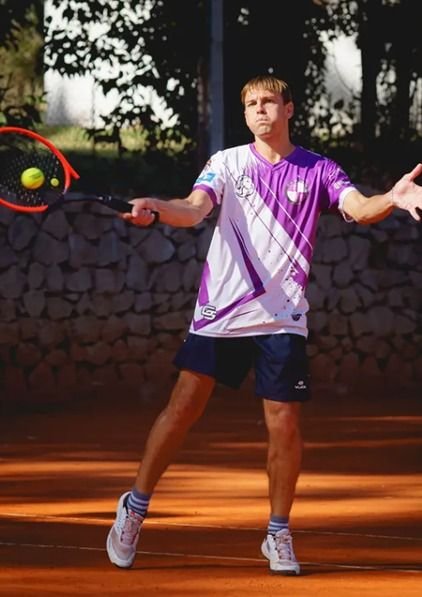 Jugador de Tiro Federal en acción durante el partido Interclubes en Tandil