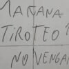 Mensaje con amenaza de tiroteo escrito en una pared dentro de una institución educativa.