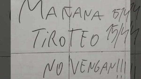 Mensaje con amenaza de tiroteo escrito en una pared dentro de una institución educativa.
