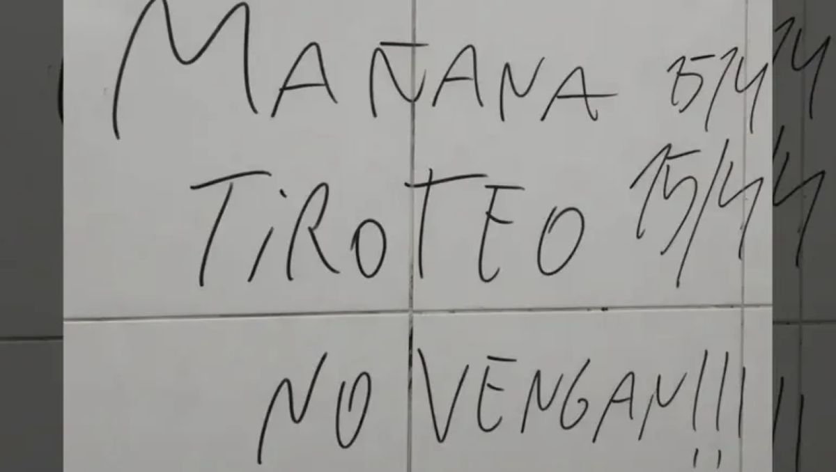 Mensaje con amenaza de tiroteo escrito en una pared dentro de una institución educativa.