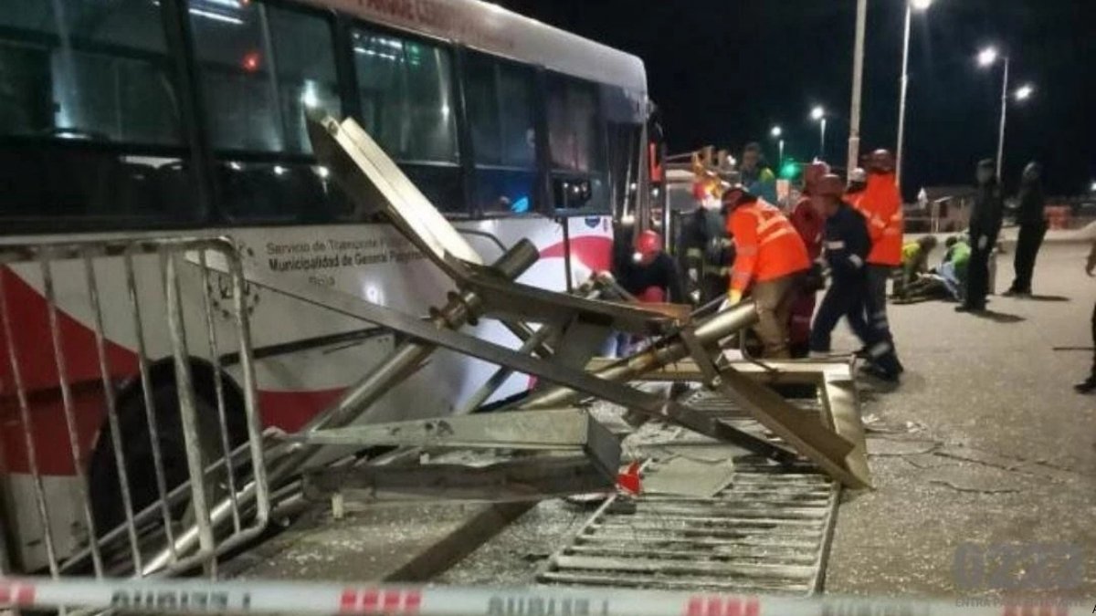 Operativo de emergencia tras el accidente de un colectivo frente al skatepark de Mar del Plata.