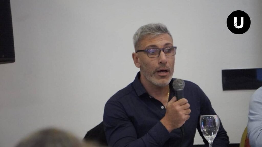 Eduardo Pereyra, delegado gremial de UPCN, durante una convocatoria dirigida a trabajadores municipales de Ayacucho.