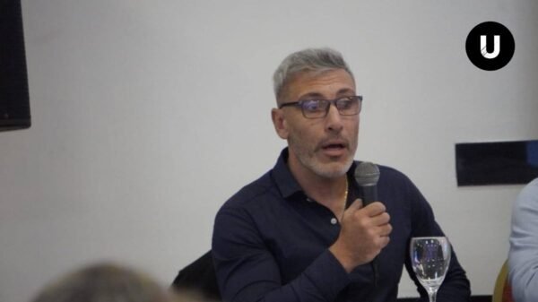 Eduardo Pereyra, delegado gremial de UPCN, durante una convocatoria dirigida a trabajadores municipales de Ayacucho.