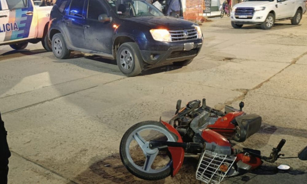 Colisión entre moto y auto en Sáenz Peña y Avenida Colón: conductor trasladado al hospital