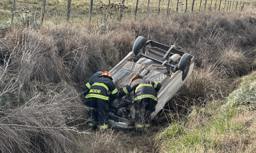 Accidente en camino rural: cuatro personas fueron asistidas tras el vuelco de un automóvil