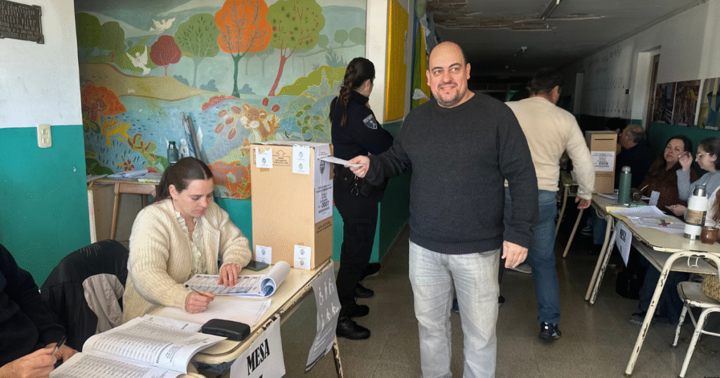 Marcelo Bentaberry votó temprano y llamó a la participación ciudadana