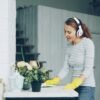 trabajadora de limpieza realizando tareas en una vivienda