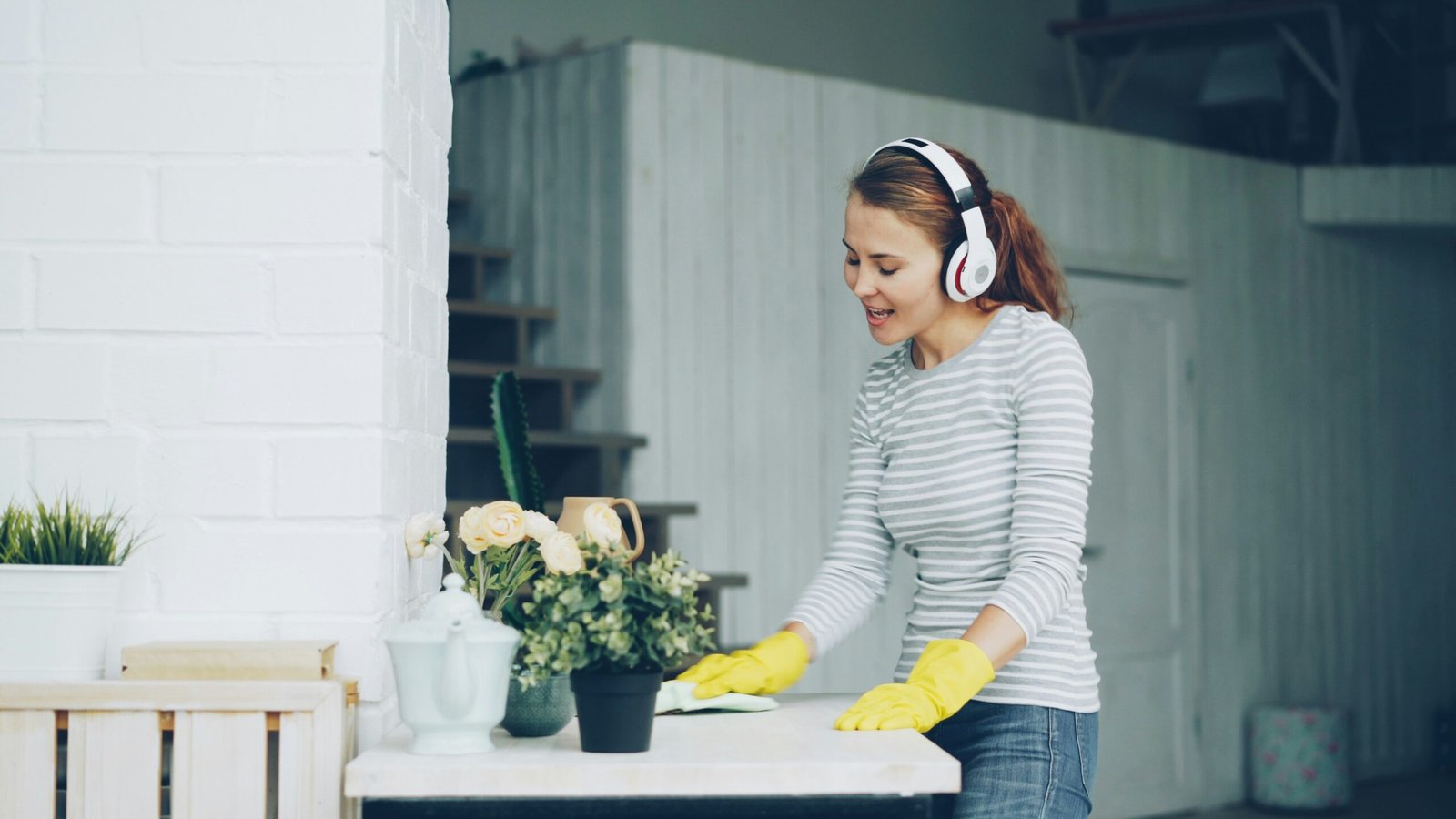 trabajadora de limpieza realizando tareas en una vivienda